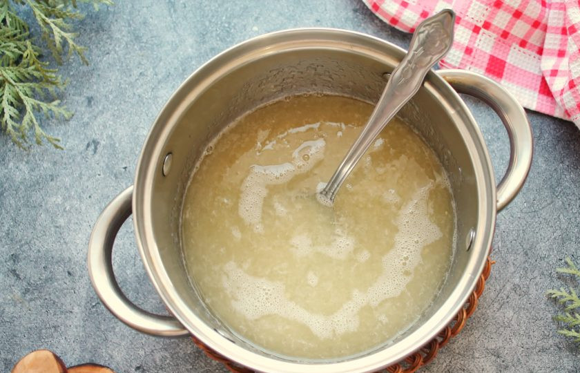 1. Этап. Желейные конфеты в шоколаде: Поставьте кастрюлю на медленный огонь и готовьте до растворения сахара, не доводя до кипения. Снимите кастрюлю с огня и добавьте набухший желатин, перемешайте до его полного растворения.