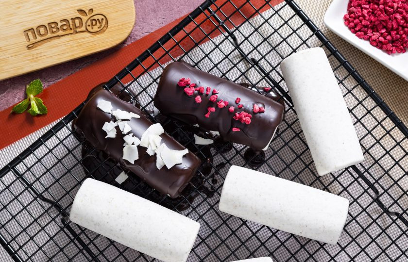 1. Этап. Сырки из зеленой гречки: Затем полейте горячей глазурью батончики. Пока шоколад не застыл, можно украсить их любым топпингом. Я использую кокосовые чипсы и сублимированную клубнику. Либо можно наколоть батончик на шпажку и окунать в горячую глазурь. Готовые сырки уберите в холодильник на хранение.