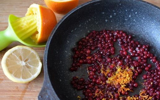 1. Этап. Фрикадельки из индейки в брусничном соусе: Добавляем сок лимона, апельсиновый сок и цедру. Ставим на огонь, доводим до кипения.