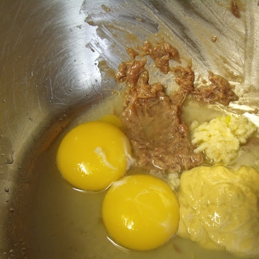 1. Этап. Соус Цезарь: Добавляем лимонный сок и горчицу.