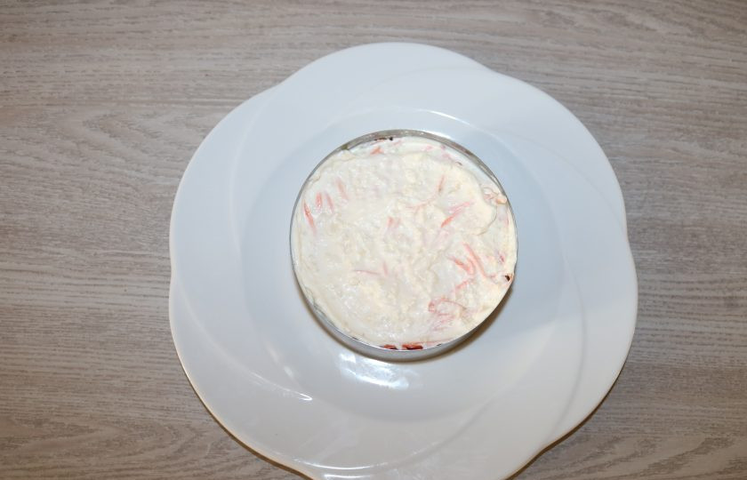 1. Этап. Салат Шикарный: 5 слой - майонез с чесноком.