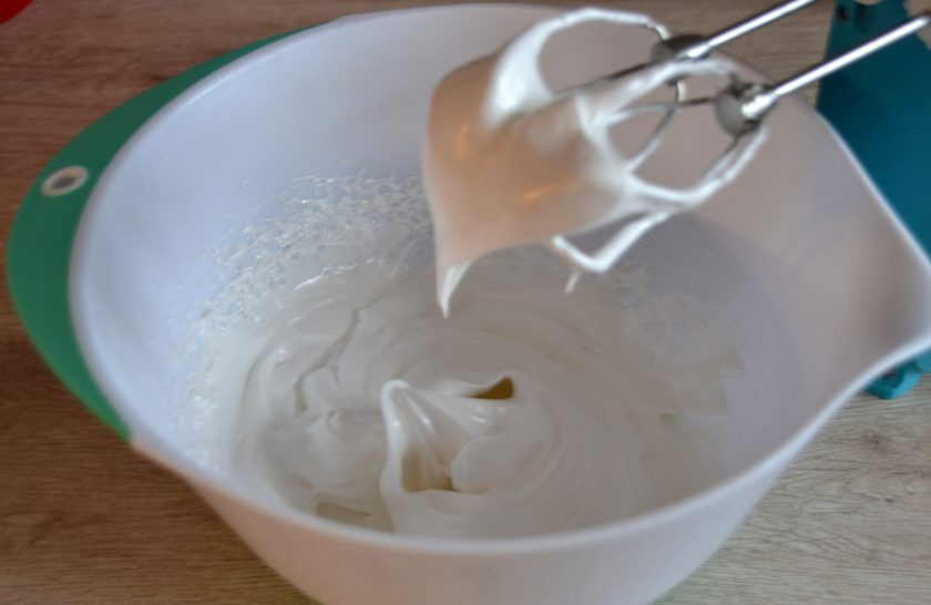 1. Этап. Макаронс на итальянской меренге: Тонкой струйкой вливайте сахарный сироп в белки, одновременно не прекращая взбивать.