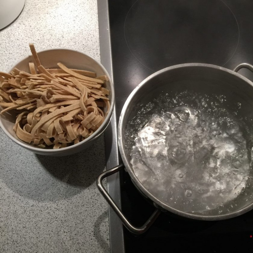 1. Этап. Спагетти с соусом Карбонара: 5. Тем временем поставьте на огонь кастрюлю с водой, посолите и отварите в ней макароны до полуготовности.