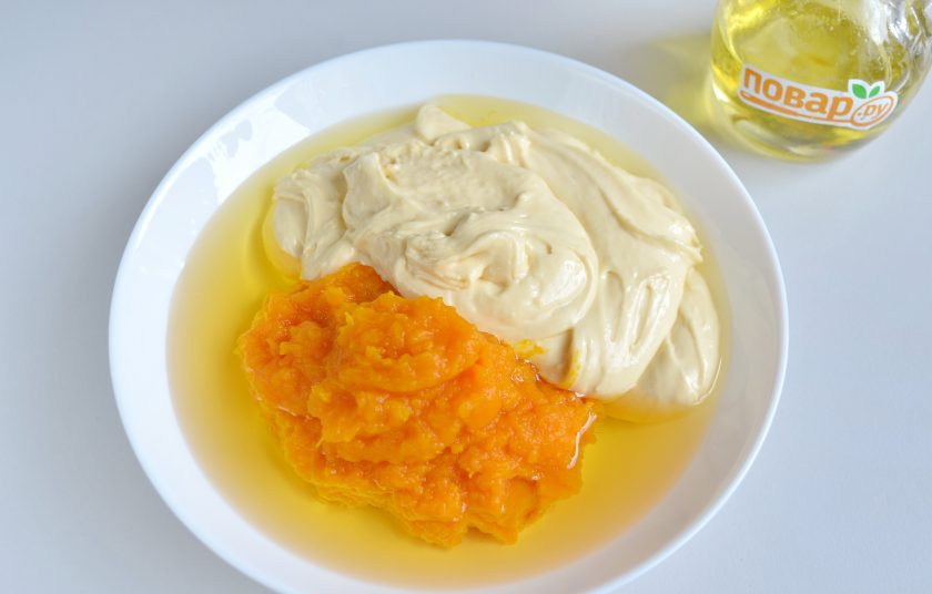 1. Этап. Брауни из тыквы: 6. К тыквенному пюре добавьте масло растительное, треть теста, перемешайте хорошо.