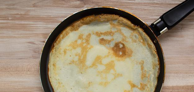 1. Этап. Блинчики из рисовой муки: 4. Жарим блинчики на хорошо раскаленной сковороде. Если сделаете тесто густым, то блинчики будут толстыми. Для хрустящих блинчиков наливайте на сковороду меньше теста и быстро распределяйте его по всей поверхности. После жарки складываем стопкой и каждый блин смазываем сливочным маслом.