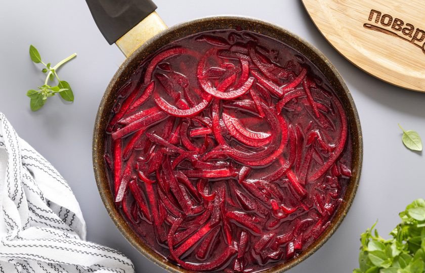 1. Этап. Замороженная тушеная свекла: Влейте воду, чтобы она покрыла массу. Тушите на медленном огне 20-25 минут. После полностью охладите.