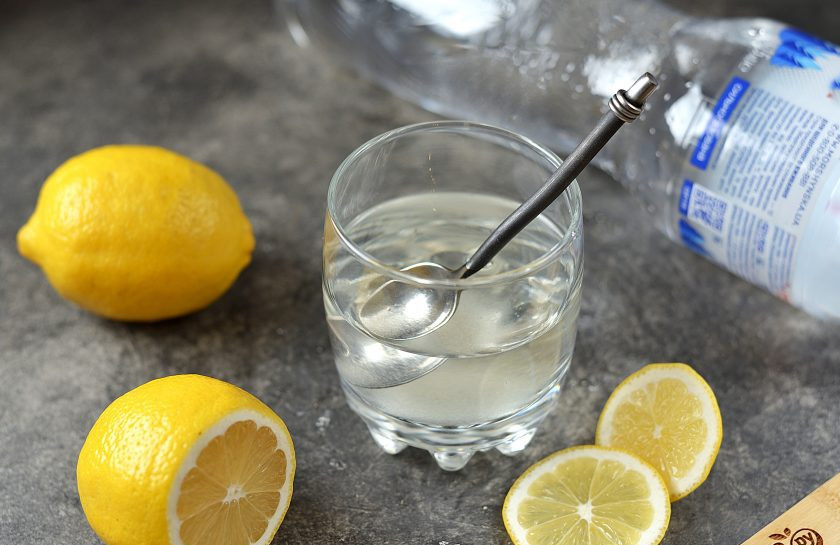 1. Этап. Лимонад из газированной воды и лимона: Всыпьте сахар в небольшое количество теплой воды, размешайте его ложкой и полностью растворите.