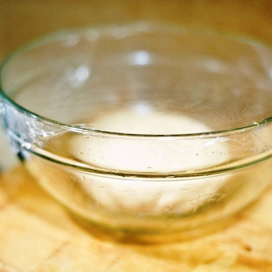 1. Этап. Итальянская пицца Маргарита: Оставляем тесто в теплом месте на 1 час, чтобы оно поднялось. Если вы использовали не мгновенные, а обычные сухие дрожжи, то ждать придется 3 часа.