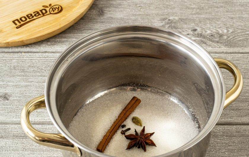 1. Этап. Брусника моченая на зиму: Переложите все пряности и сахар в кастрюлю.