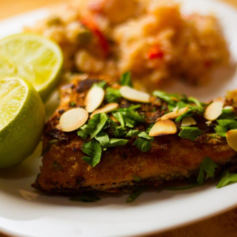 Лосось с миндалем