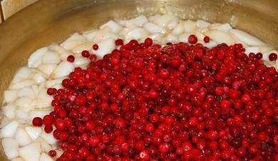 1. Этап. Варенье из брусники с грушами: 4. Как только сироп закипит, добавьте к нему грушу и аккуратно перемешайте. Проварите 15 минут, а затем добавьте бруснику и снова аккуратно перемешайте.