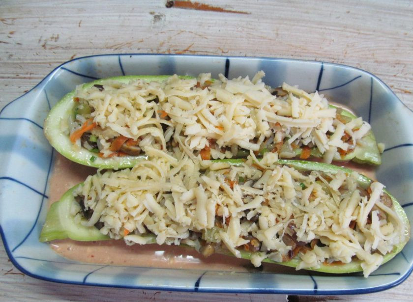 1. Этап. Кабачки с рисом и грибами: Кабачки через 10 минут выньте из духовки. Сыр — на терку и посыпьте сверху, закрываем начинку. Возвращаем в духовку еще на 10-15 минут.