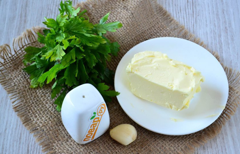 1. Этап. Чесночное масло: Подготовьте все необходимые ингредиенты. Масло заранее извлеките из холодильника, чтобы оно успело размягчиться, растапливать масло ни в коем случае не нужно.