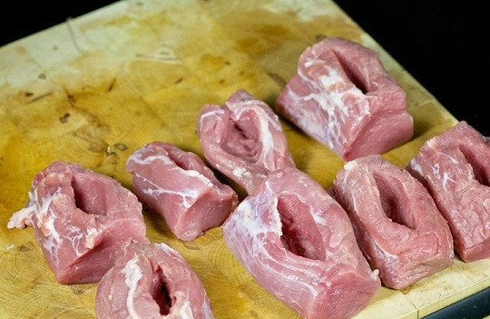 1. Этап. Мясные кармашки с ананасами: 2. Первым делом включите духовку, оставьте её разогреваться до 200 градусов. Свинину вымойте, обсушите и нарежьте порционными кусочками. Аккуратно сделайте надрезы, чтобы получились своего рода кармашки.