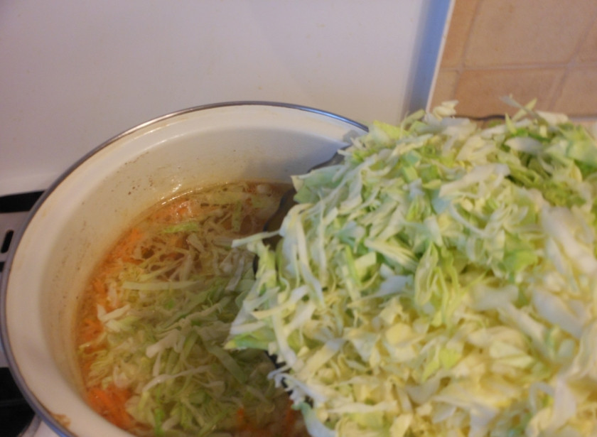 1. Этап. Щи без картошки: Тем временем, мелко нашинкуйте капусту. Забросьте в бульон кипящий. Капуста, если она молодая и свежая, сварится очень быстро. Порежьте кабачок кубиками и отправьте в щи. Варите минут 5-7.