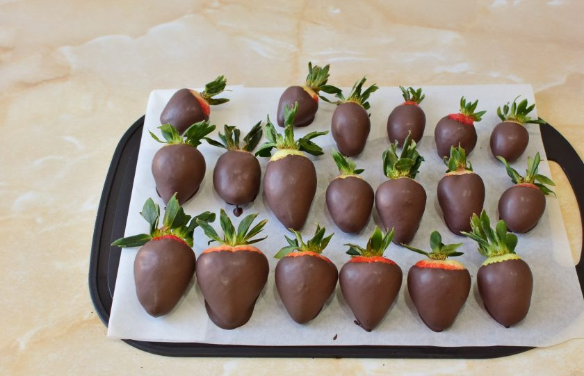 1. Этап. Клубника в бельгийском шоколаде: Так окуните все ягоды.