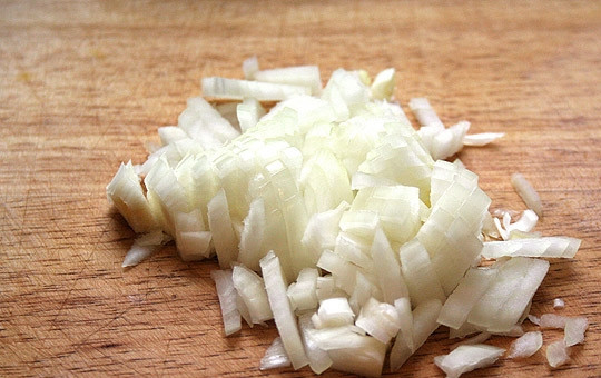 1. Этап. Подливка из колбасы: Тем временем почистить и нарезать лук.