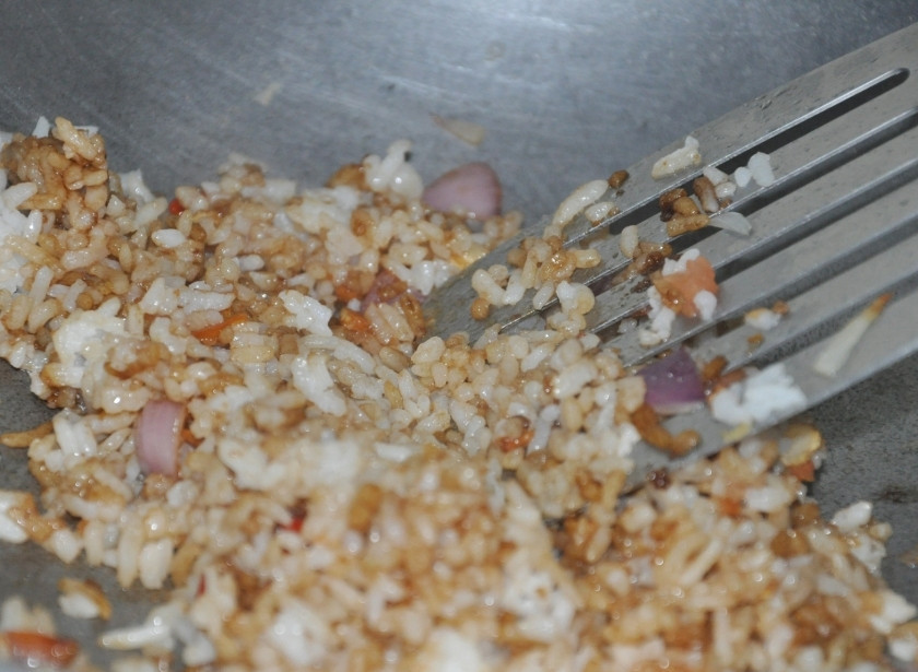 1. Этап. Рис с яйцом по-тайски: Затем добавляем арахисовое масло, ещё немного соевого соуса, рубленный помидор и всё перемешиваем. Тешите ещё пять минут.