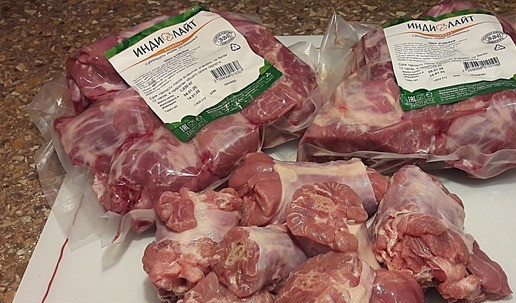 1. Этап. Рождественский холодец из шеек индейки: Шеи замочить на ночь (тогда бульон будет более прозрачным).