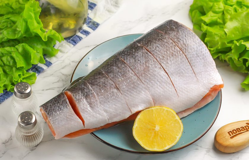 1. Этап. Горбуша со сливочным сыром в духовке: В очищенной тушке сделайте продольные разрезы. Выжмите из четверти лимона сок и натрите им тушку рыбы, вливая его и в разрезы.