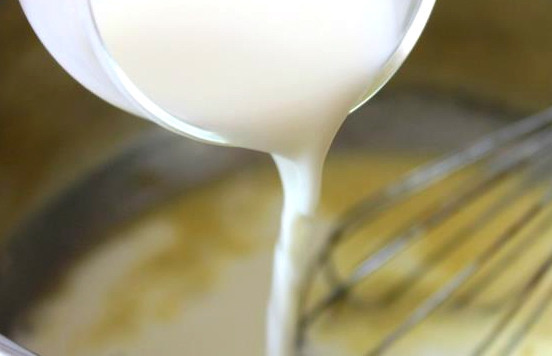 1. Этап. Брокколи с моцареллой: Теперь готовим заливку для запеканки. Разбиваем яйца в глубокую посуду. Взбиваем их, доливая молоко. Насыпьте соль и специи по вкусу.