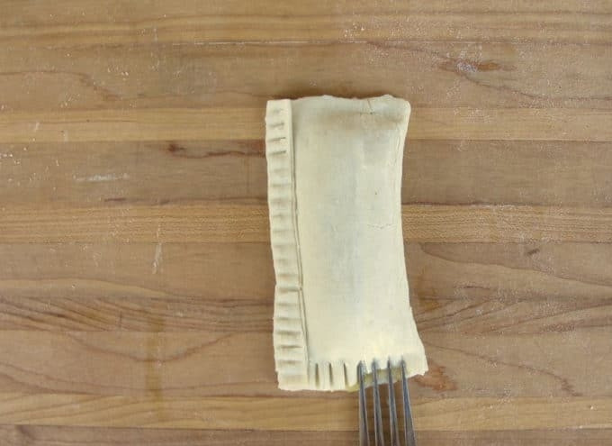 1. Этап. Яблочные слойки с корицей: 6. Теперь слепите изделия с 3-х сторон.