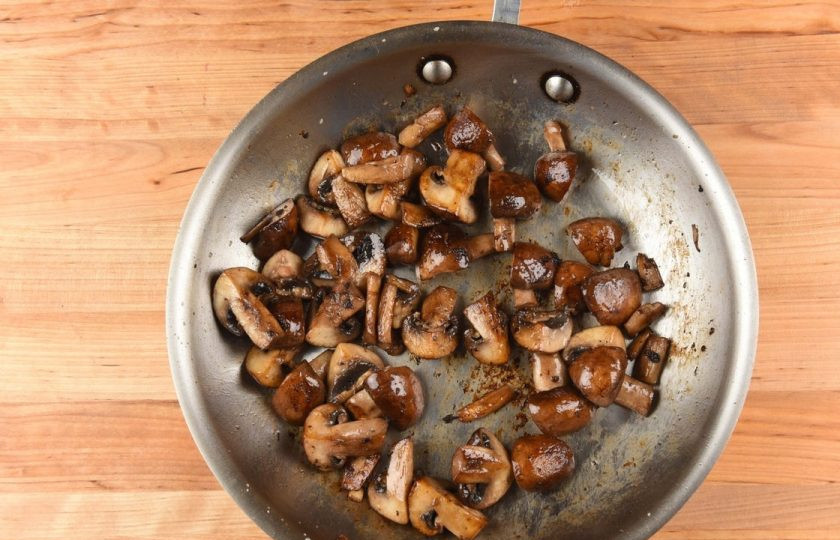 1. Этап. Стейк Марсала: 4. На сковороде разогрейте масло. Обжарьте в нём грибы с солью, помешивая, в течение 7-8 минут.