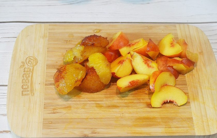 1. Этап. Варенье из нектаринов и слив с ванилью: 1. Фрукты помойте, удалите косточки. Нектарины нарежьте дольками, сливы половинками, со слив снимите шкурку.