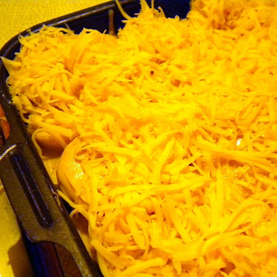 1. Этап. Мясо по-французски в духовке с грибами: 5. Смажьте тонким слоем майонеза или сметаны. Осталось только натереть на терке сыр и присыпать все сверху. Отправьте форму в разогретую духовку и запекайте до румяной корочки около 1 часа. Надеюсь, что этот вариант, как приготовить мясо по-французски в духовке с грибами придется вам по вкусу.