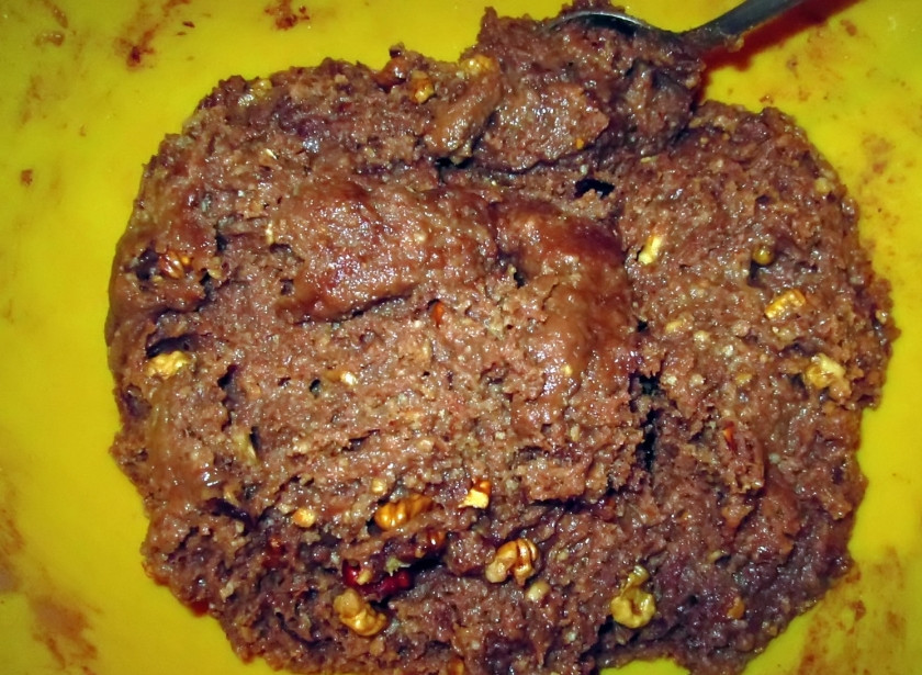 1. Этап. Шоколадная Картошка: Потом добавьте сгущенку и все тщательно размешайте, чтобы получилась однородная масса.