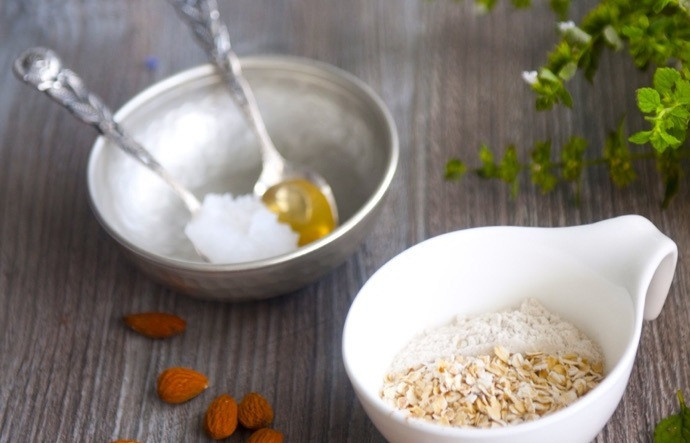 1. Этап. Вишнево-миндальный крамбл: 2. Добавьте кукурузную муку к вишне и перемешайте. В отдельной емкости смешайте гречневую муку, овсяные хлопья, измельченный миндаль, кленовый сироп, кокосовое масло и корицу.