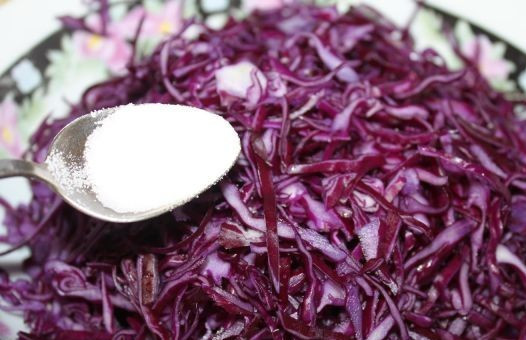 1. Этап. Салат к шашлыку из капусты: Солим капусту, перемешиваем и слегка приминаем, чтобы капуста стала помягче.