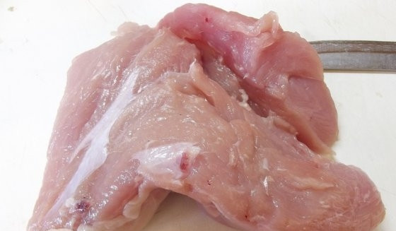 1. Этап. Котлеты из фарша индейки в духовке: Лучше всего делать котлеты из мяса с бедра индейки. Котлеты из грудки будут суховатыми. Мясо моем и нарезаем на кусочки помельче, чтобы было легко прокрутить мясо через мясорубку.