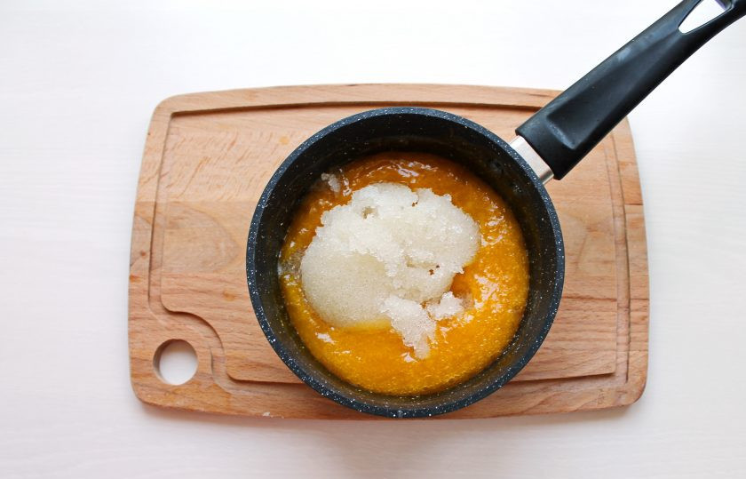 1. Этап. Суфле из манго: Добавьте в кастрюлю с горячим пюре разбухший желатин и перемешивайте до полного растворения желатина. Дайте остыть пюре до комнатной температуры.