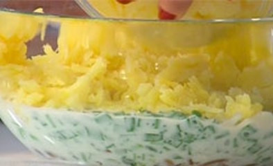 1. Этап. Салат Полянка с опятами: Промажьте зеленый лук майонезом, а сверху выложите порезанную мелкими кубиками варенную картошку. Промажьте майонезом и этот слой.
