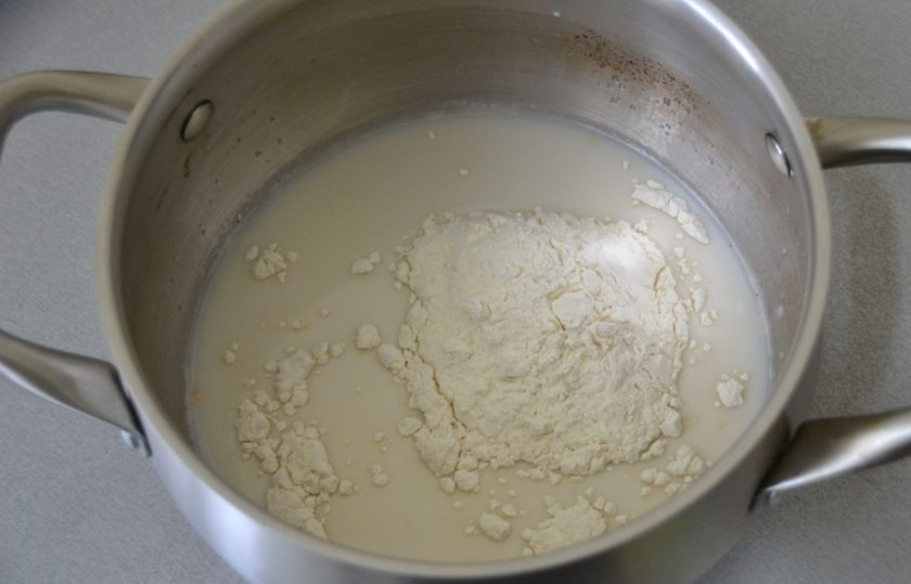 1. Этап. Мини-куличики на Пасху: Добавьте 2 ст.ложки муки (от общего количества). Размешайте, чтобы не было комочков, дайте опаре постоять 10-15 минут, чтобы дрожжи активировались.