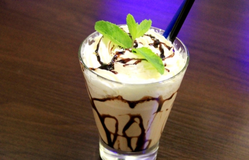 1. Этап. Коктейль Сникерс: Подавать можете со взбитыми сливками. У меня не осталось орешков для украшения, поэтому в ход пошли листики мяты. Приятного аппетита!