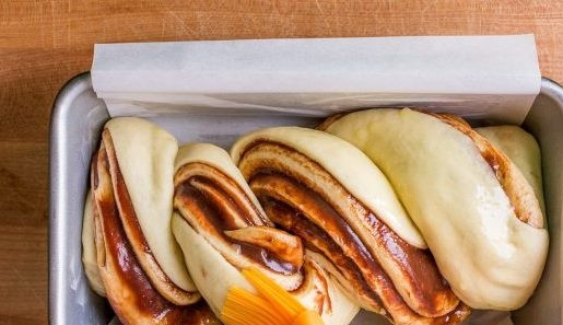 1. Этап. Бабка с шоколадом: 6. Смажьте тесто сливочным топленым маслом. Выпекайте булочки 30 минут в разогретой до 170-180 градусов духовке.