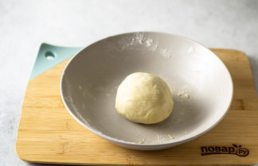 1. Этап. Вареники с сушеными грибами: Оставьте тесто при комнатной температуре на 10-15 минут.