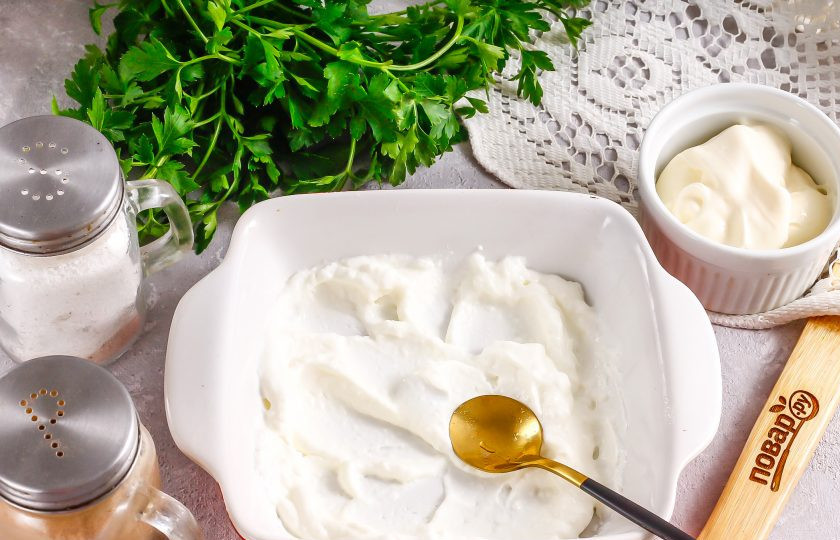 1. Этап. Соус Шантильи: Выложите в широкую емкость сливки. Если используете магазинные сливки, то сначала предварительно взбейте их, получая кремовую массу. Если сливки фермерские, густые, то дополнительно их взбивать не нужно.