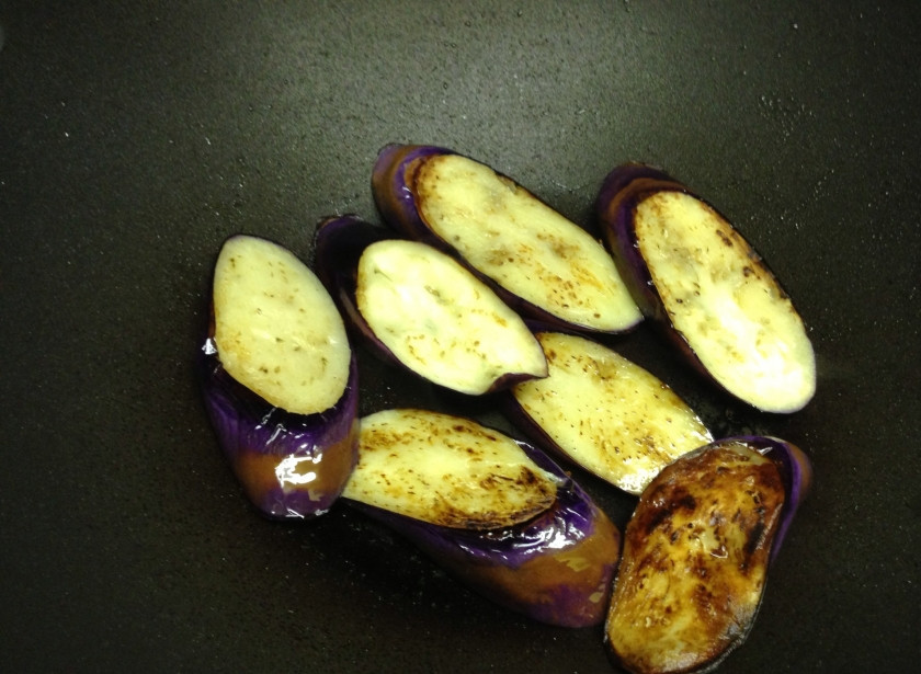 1. Этап. Баклажаны по-шанхайски: Теперь в небольшом количестве масла обжариваем с двух сторон баклажаны минут 7-10.