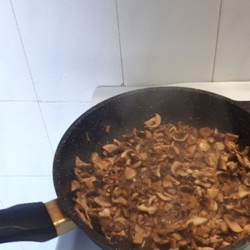 1. Этап. Жидкая подлива с курицей и грибами: Грибы шампиньоны нарезать и обжарить на сковороде слегка смазаной растительным маслом.