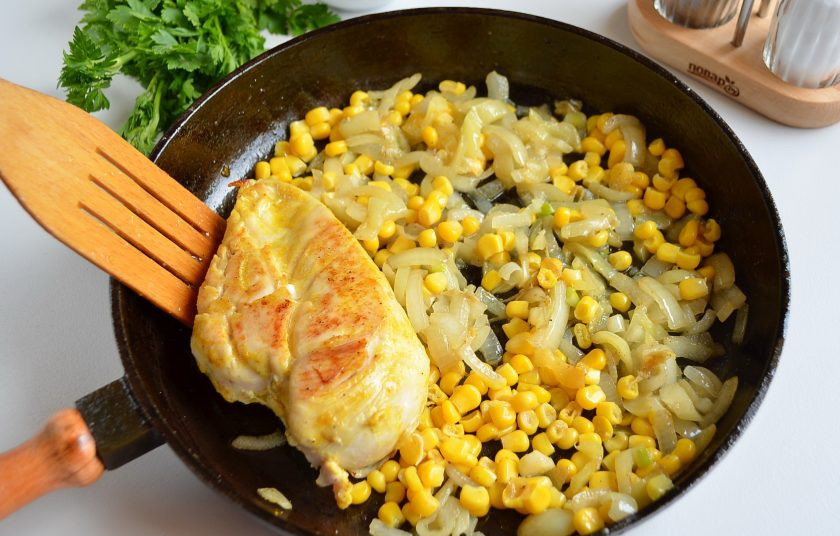 1. Этап. Курица с куркумой в кисло-сладком соусе: Разогрейте растительное масло на сковороде, обжарьте хорошенько филе с двух сторон, до образования корочки. Добавьте лук и перец сладкий, соль, жарьте до готовности овощей. В конце добавьте кукурузу. Перемешайте.