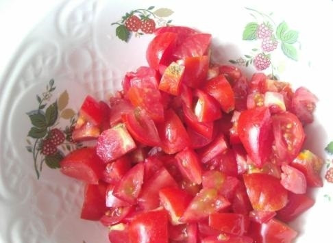 1. Этап. Салат Десятка: 2. Помидоры мою и вытираю полотенцем, затем измельчаю небольшими кусочками произвольной формы.