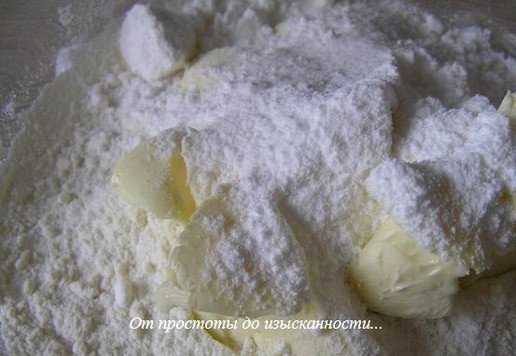 1. Этап. Лимонно-малиновое пирожное: Муку смешайте с сахарной пудрой, солью, ванилином, добавьте размягченное сливочное масло.