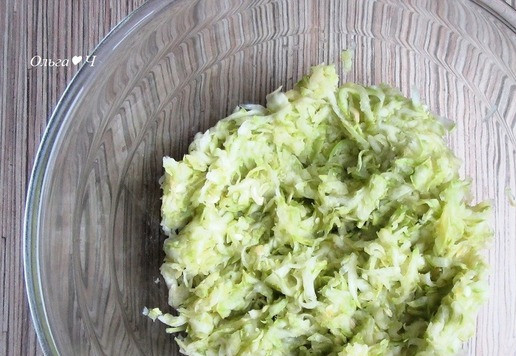 1. Этап. Кабачковый рулет с плавленым сыром: Кабачки натрите на терке, присыпьте солью, перемешайте, оставьте на 5-10 минут. Затем отожмите от лишнего сока.