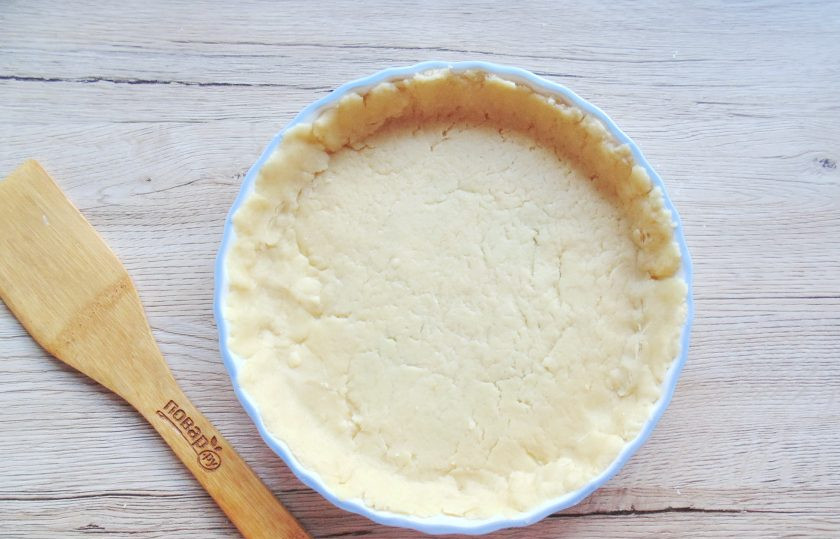 1. Этап. Песочный пирог с яблоками и заварным кремом: После разделите тесто на две неравные части. Большую часть раскатайте и выложите в форму для выпечки.