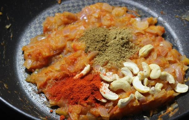 1. Этап. Баттер панир масала: 3. Выложите на сковороду горсть кешью, гарам масала, кориандр, сахар и чили.