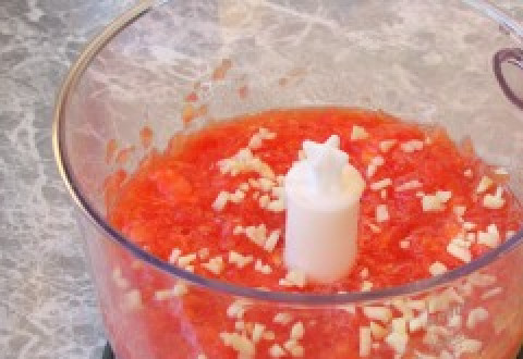 1. Этап. Каннеллони с беконом под томатным соусом: Оставшиеся помидоры нужно измельчить либо в блендере, либо на терке. Затем нашинковать чеснок и добавить к помидорам.