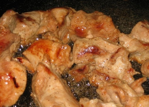 1. Этап. Картофель со свининой и грибами: 1. Перед тем, как готовить картофель со свининой и грибами, необходимо замариновать мясо и оставить на 8 часов. Маринад приготовьте, смешав в равных частях немного соевого соуса, коньяка, бальзамического уксуса, добавьте мускатный орех. Пожарьте мясо на растительном масле.